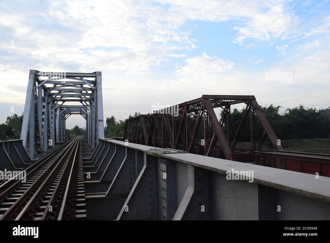 Eisen machte riesige Eisenbahnbrücke mit Eisenbahnschienen Stockfoto