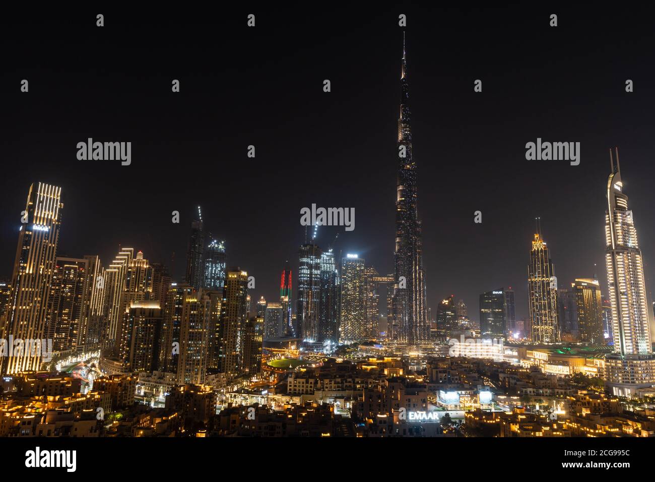 11/2020 - Dubai, Vereinigte Arabische Emirate: Ikonisches Panorama bei Nacht des Burj Khalifa und Dubai Skyline mit schönen Nachtfarben auf anderen Wolkenkratzern i Stockfoto