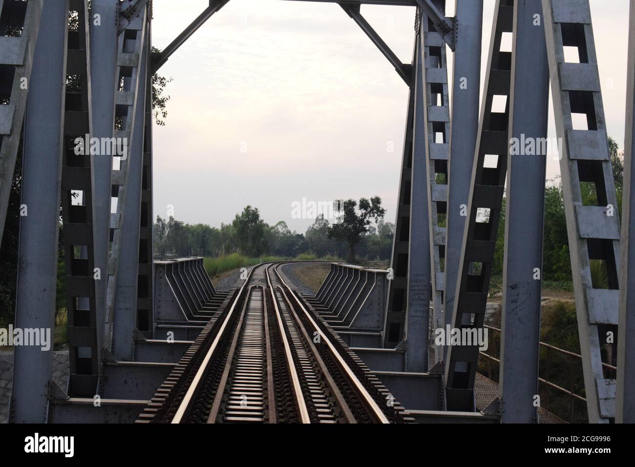 Eisen machte riesige Eisenbahnbrücke mit Eisenbahnschienen Stockfoto