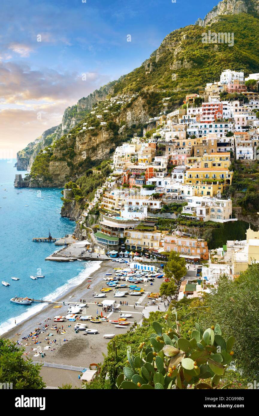 Blick auf die Stadt und den Strand von Positano, Amalfiküste, Italien Stockfoto