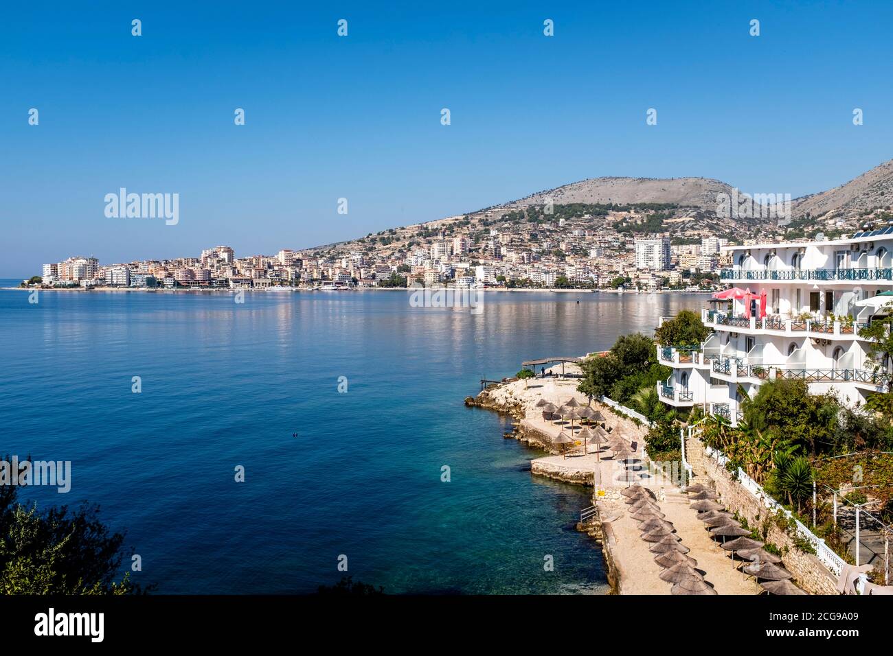 Ein Weitwinkel Blick auf die Stadt Saranda, Albanien. Stockfoto