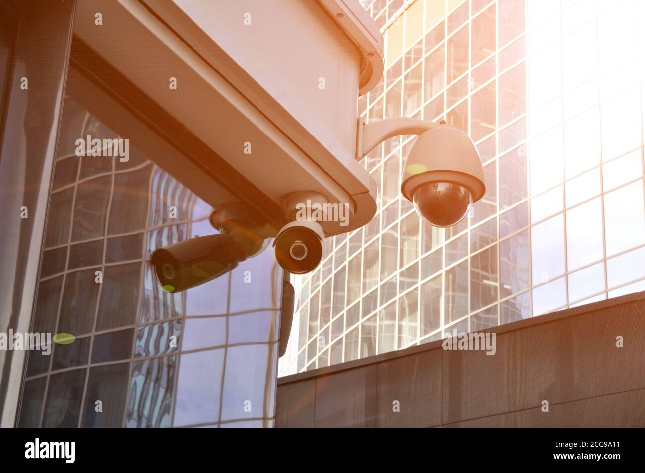 CCTV-Kameras auf dem Hintergrund der modernen Stadt. Stockfoto