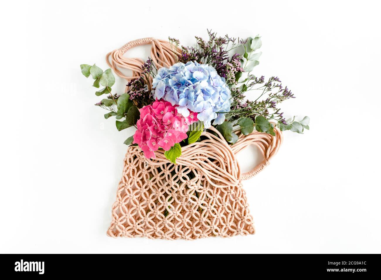 Schönes Bouquet von Hortensien in einer Schnur, Öko-Tasche auf weißem Hintergrund. Flach liegend, Draufsicht Stockfoto