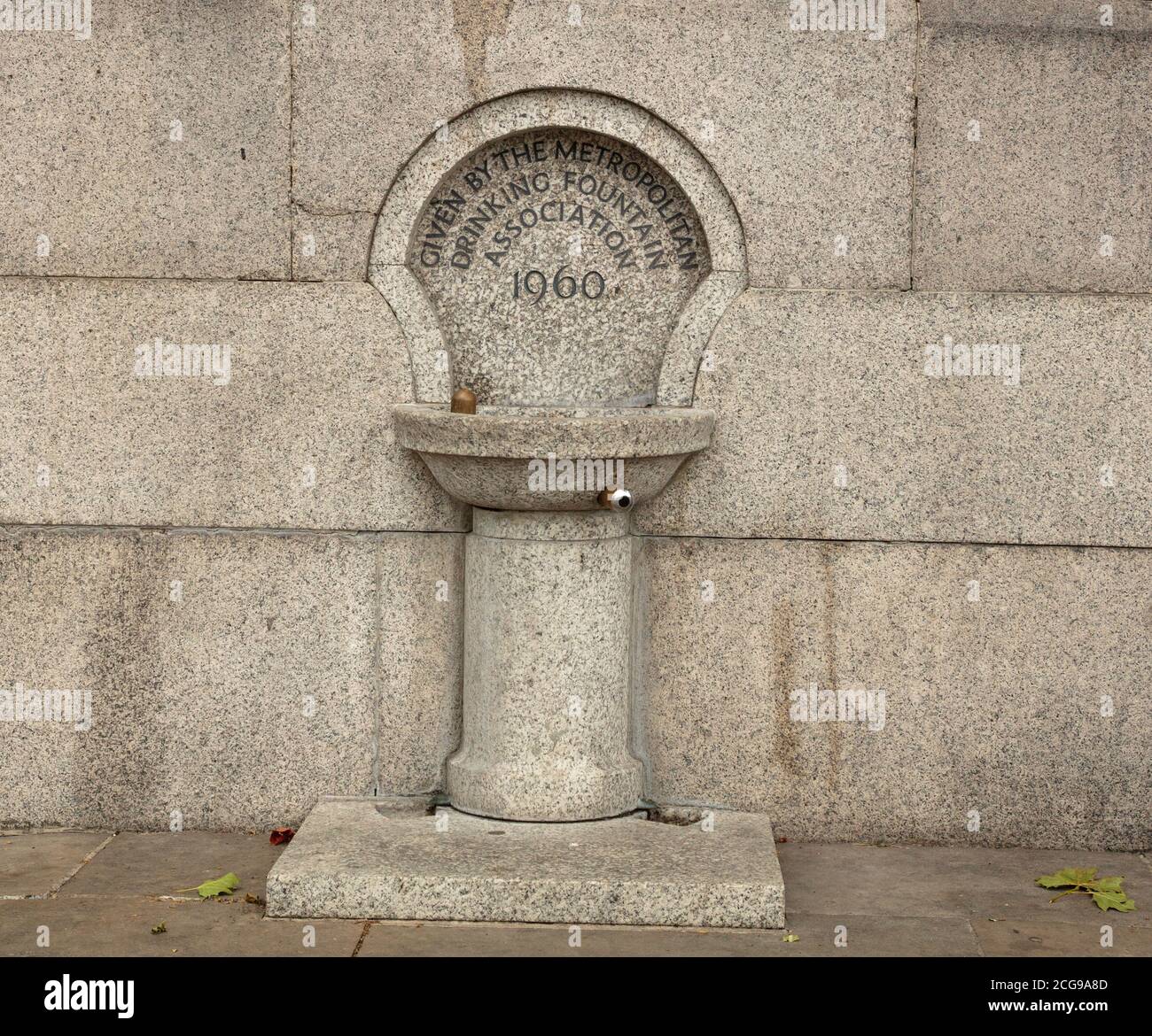 An der Ostwand des Trafalgar Square befindet sich eine funktionierende Trinkbrunnen, die von einem Verein zur Förderung von Frischwasser gespendet wird. Stockfoto