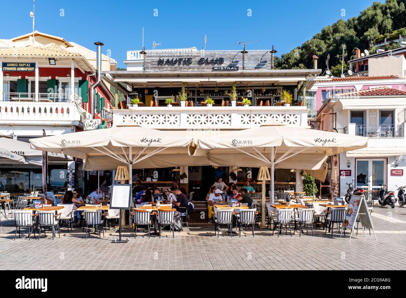Ein Restaurant direkt am Meer an der Promenade, Parga, Griechenland Stockfoto