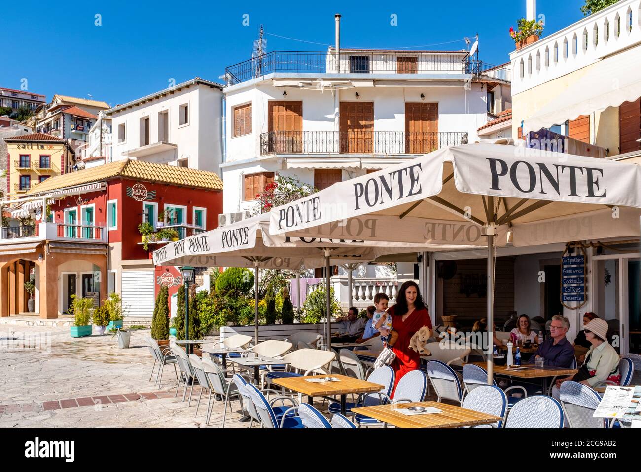 Ein Restaurant direkt am Meer an der Promenade, Parga, Griechenland Stockfoto