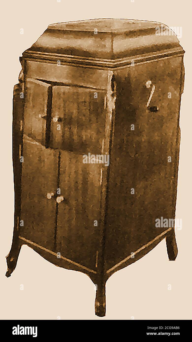 Ein Bild von dem 1921 neu erschienenen Gramophone Company's Cabinet Gramaphone ------ Die Gramophone Company Limited (The Gramophone Co. Ltd.) wurde im Auftrag von Emil Berliner gegründet und hatte ihren Sitz in Großbritannien. Es war eine der frühen Plattenfirmen und die Mutterorganisation für das Label His Master's Voice (HMV). Stockfoto