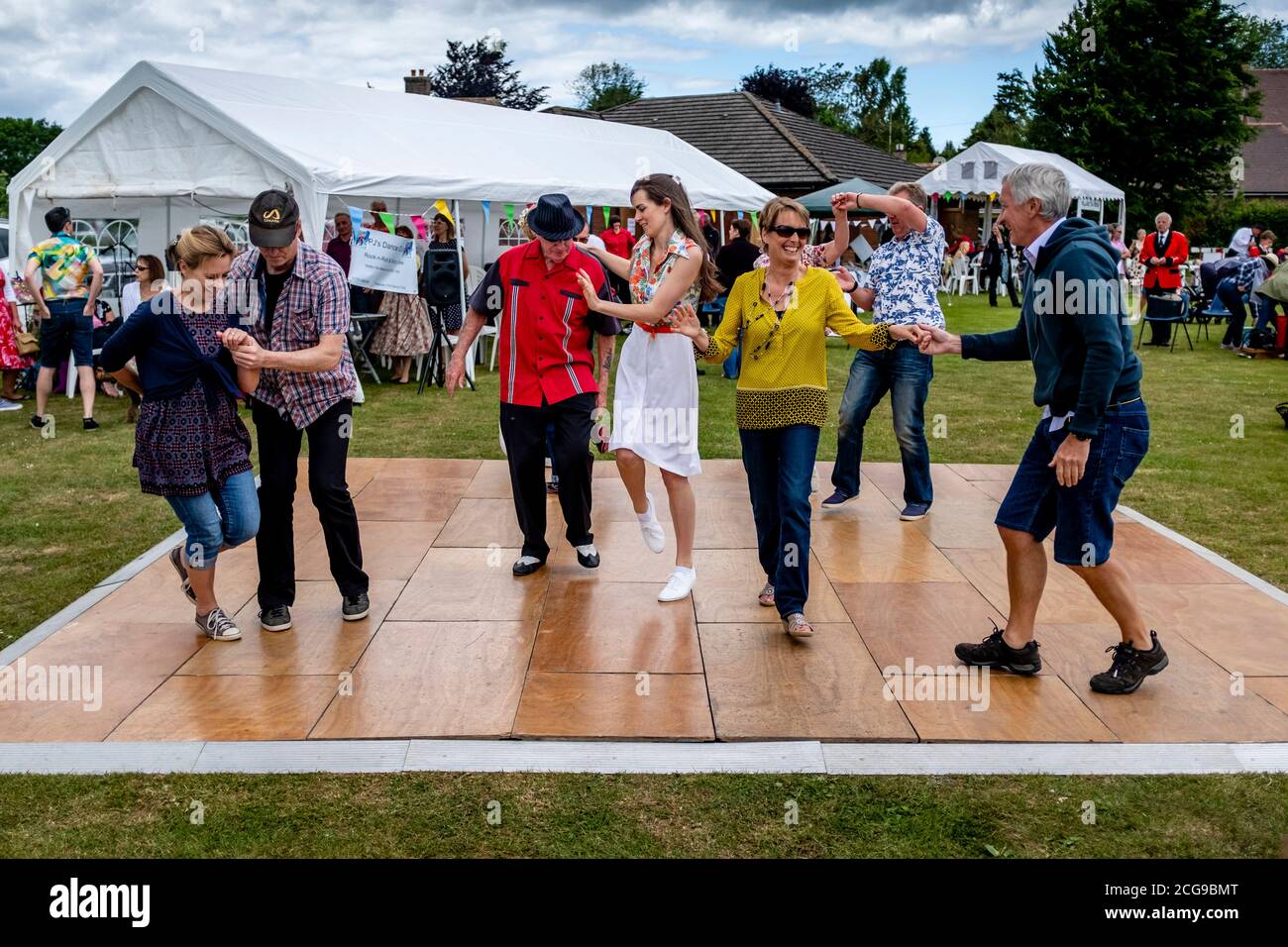 PJ's Dance Club treten im Maresfield Village Fete, East Sussex, Großbritannien auf Stockfoto