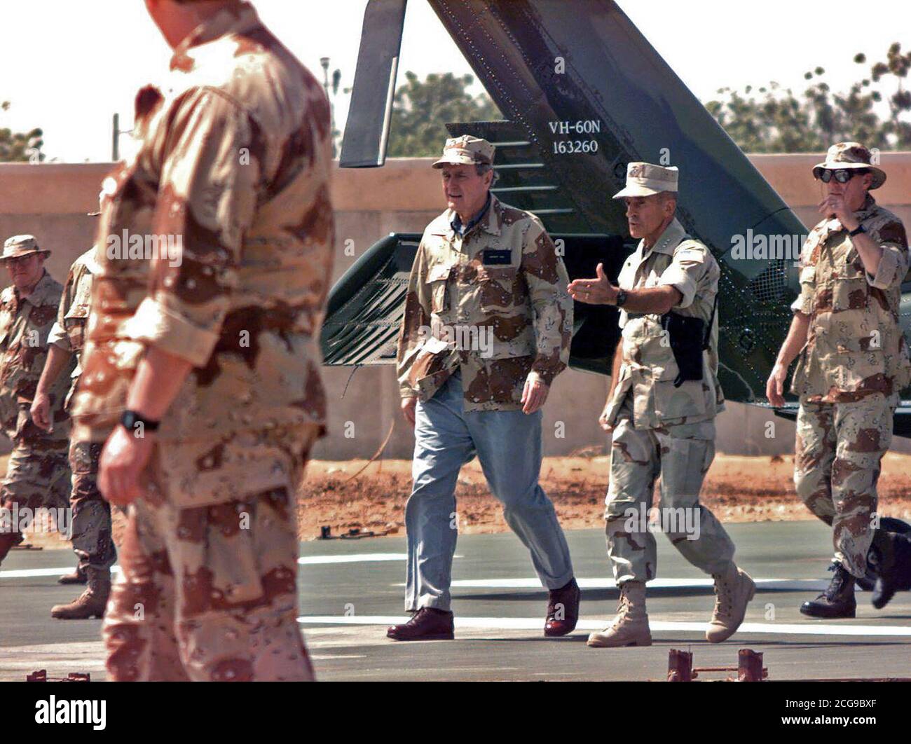 1992 - Präsident George Bush wird von US Marine Corps Gen. Robert B. Johnston, Commander, Joint Task Force seine Ankunft an der Amerikanischen Botschaft begrüßt. Stockfoto
