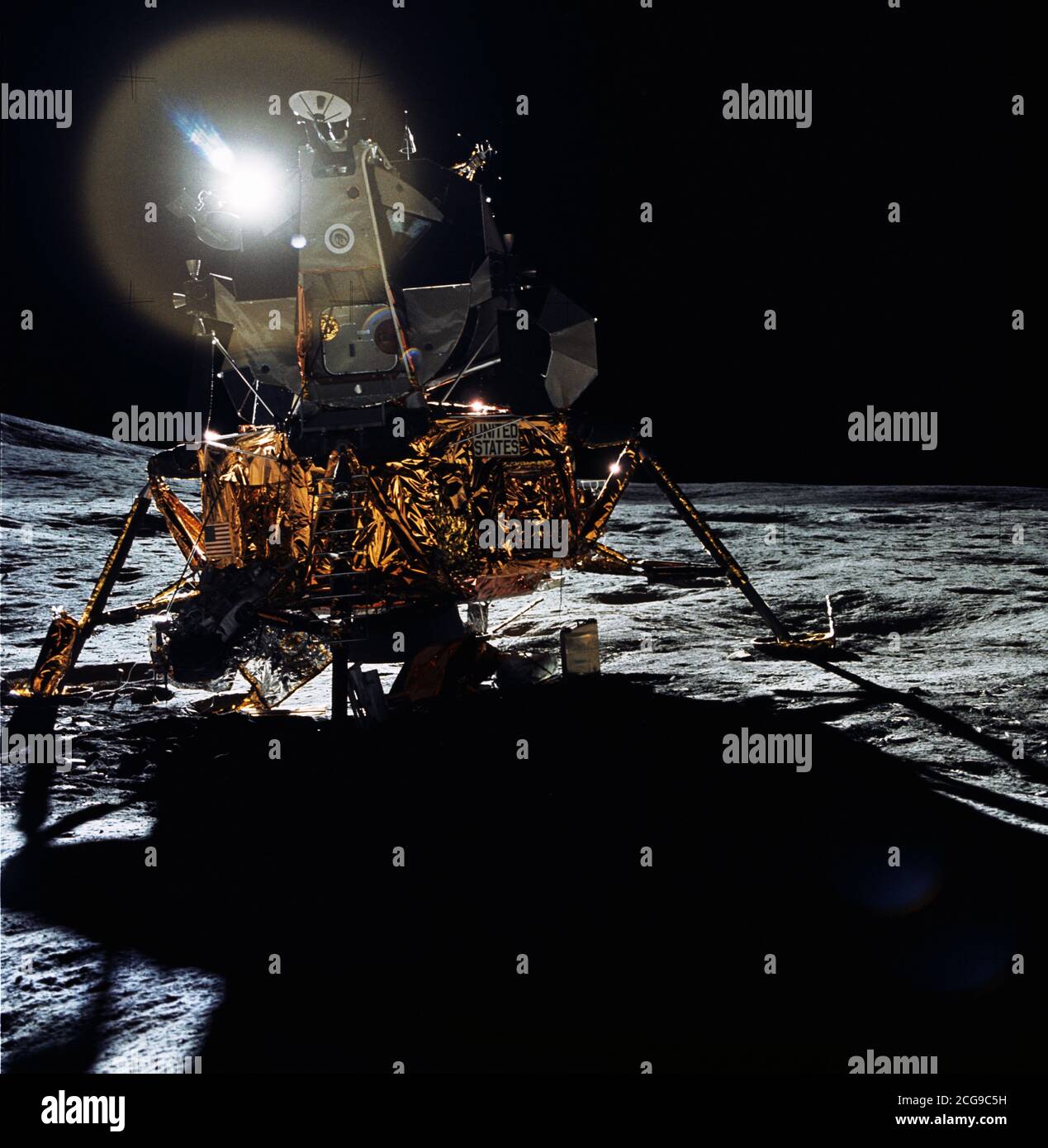 (5 Februar 1971) --- eine Vorderansicht des Apollo 14 Lunar Module (LM), die eine kreisförmige Flare von der Sonne verursacht, wie die zwei Mond gesehen - Kennenlernen der Mannschaft Männer der Apollo 14 Mondlandung Mission während ihrer ersten Extra Vehicular Activity (EVA). Stockfoto