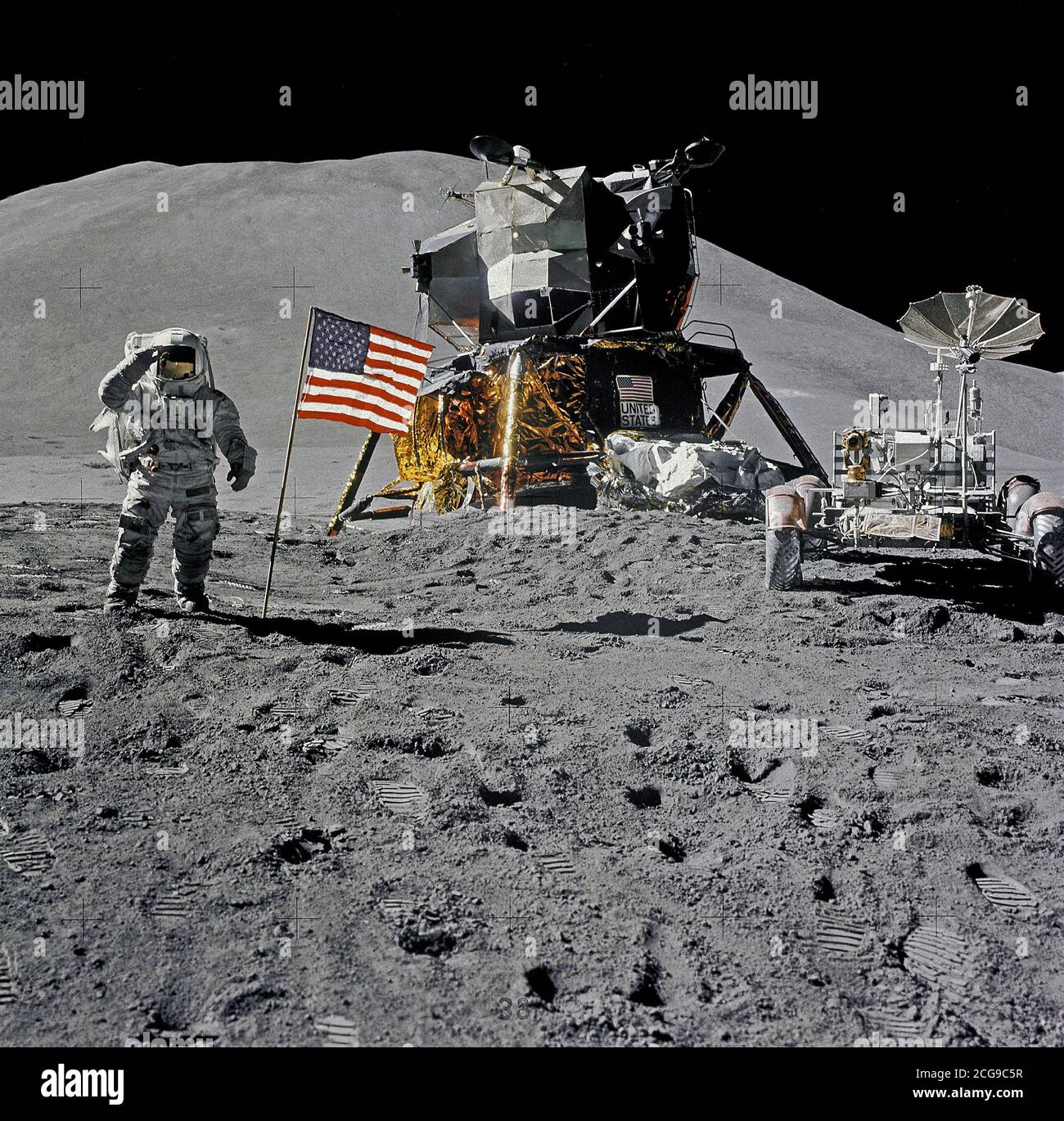 (1 August 1971) - - - Astronaut James B. Irwin, Lunar Module Pilot, gibt einen militärischen Gruß im Stehen neben dem Einsatz United Fahne Staaten während der Apollo 15 Lunar Surface Extra Vehicular Activity (EVA) der Hadley-Apennine Landeplatz. Stockfoto