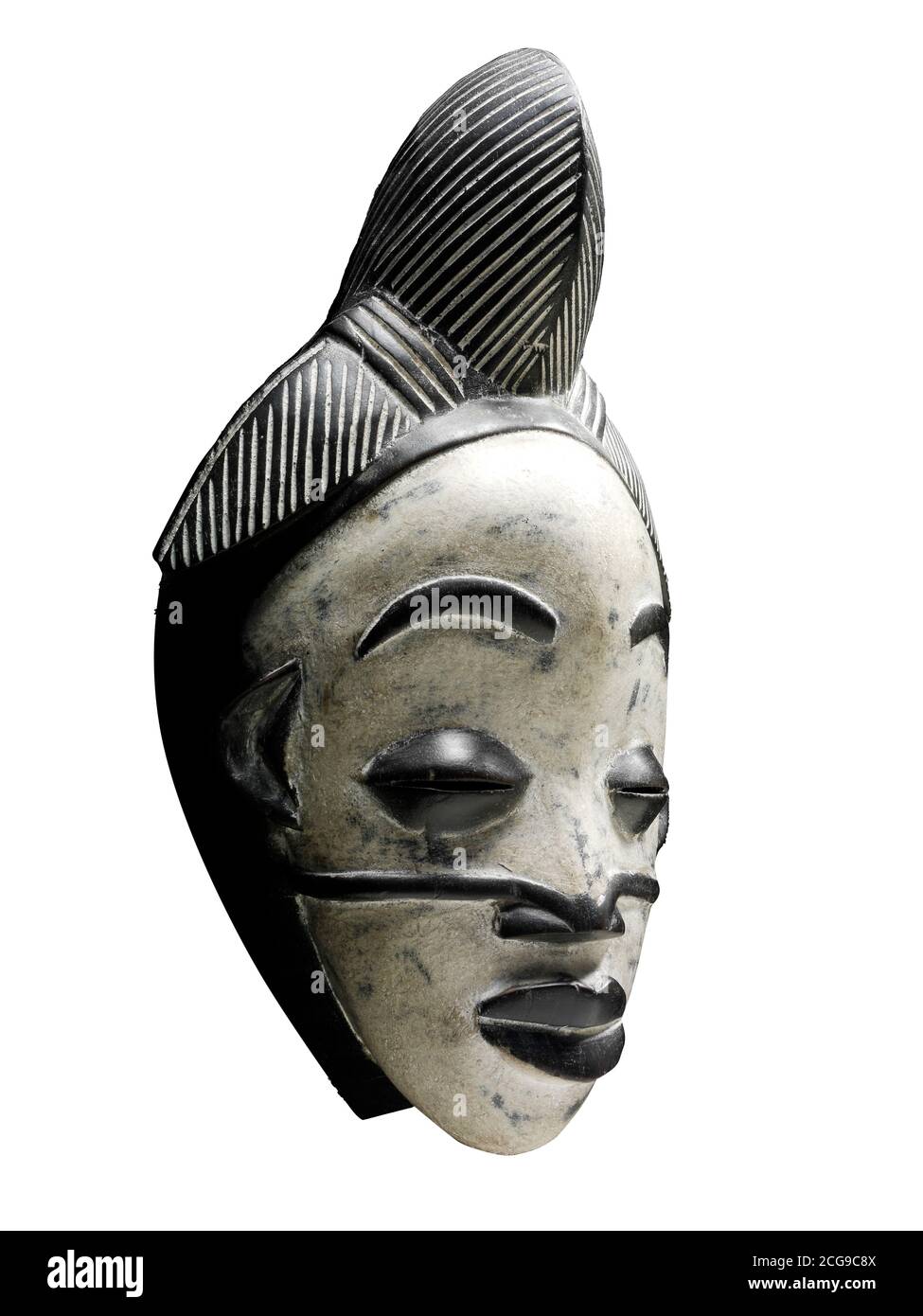 Afrikanische Tribal zeremonielle Gesichtsmaske, traditionelle hölzerne Stammesmaske, ausgeschnitten Stockfoto