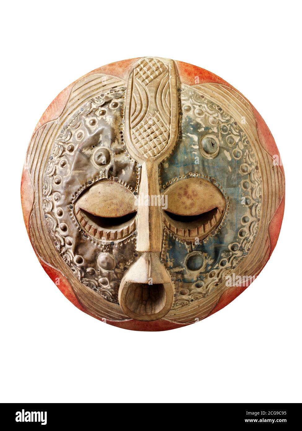 Afrikanische Tribal zeremonielle Gesichtsmaske, traditionelle hölzerne Stammesmaske, ausgeschnitten Stockfoto