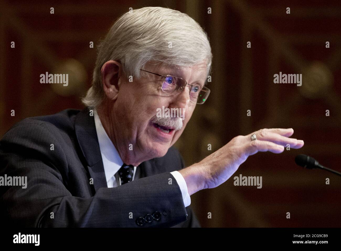 Washington, Usa. September 2020. Dr. Francis Collins, Direktor der National Institutes of Health (NIH), erscheint am Mittwoch, den 9. September 2020 vor der Anhörung des Ausschusses für Gesundheit, Bildung, Arbeit und Pensionen des Senats zur Sicherheit von Impfstoffen auf dem Capitol Hill in Washington, DC. NIH-Direktor Francis Collins und Chirurg General Jerome Adams sollen auch über den Status möglicher COVID-19-Impfstoffe Aussagen. Pool Foto von Michael Reynolds/UPI Kredit: UPI/Alamy Live Nachrichten Stockfoto