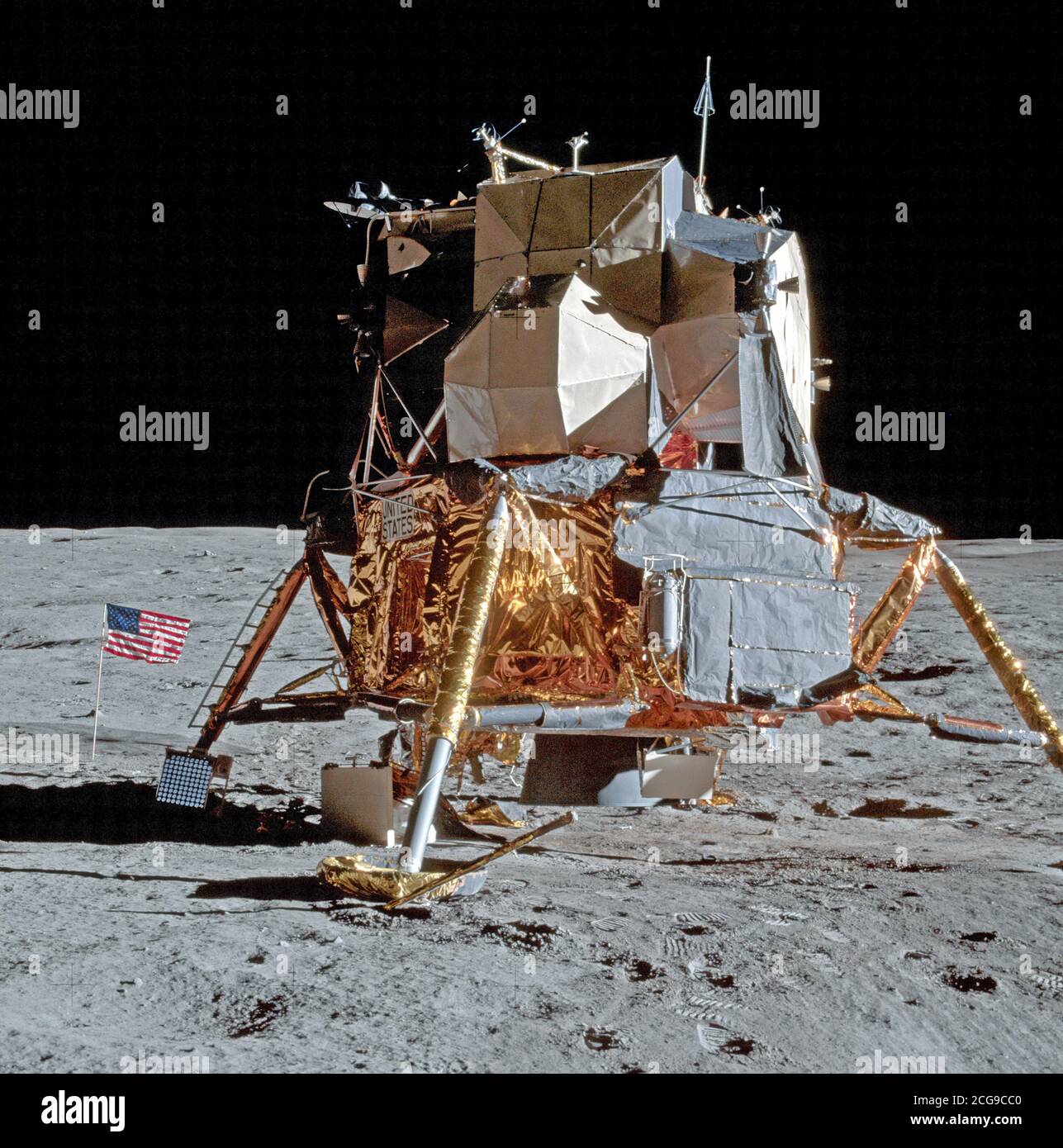 (5 Februar 1971) - - - eine eine eine eine eine ausgezeichnete Sicht auf die Apollo 14 Lunar Module (LM) auf dem Mond, fotografiert während der ersten Apollo 14 Extra Vehicular Activity (EVA) auf der Mondoberfläche. Stockfoto