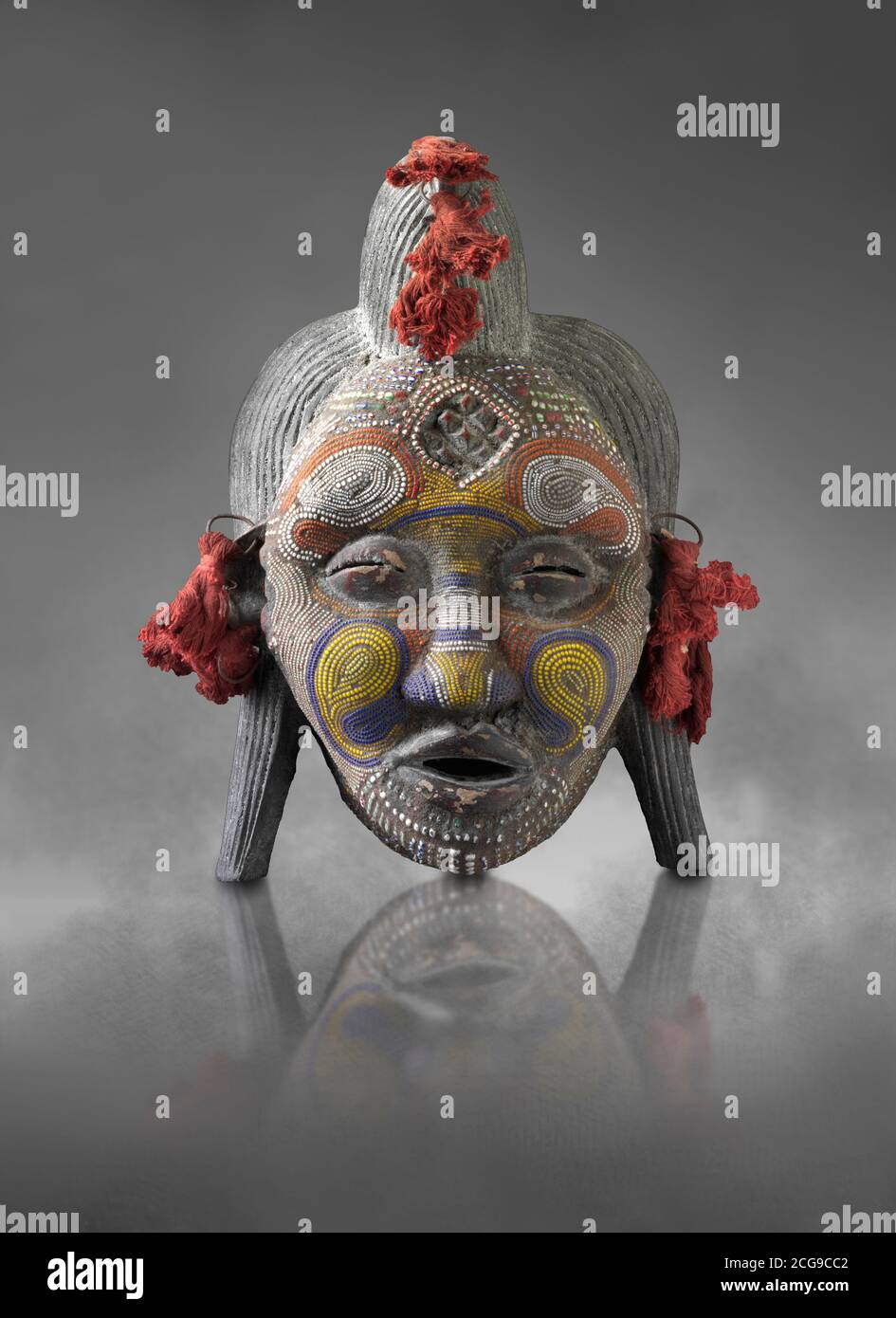 Afrikanische Tribal zeremonielle Gesichtsmaske, traditionelle hölzerne Stammesmaske. Stockfoto