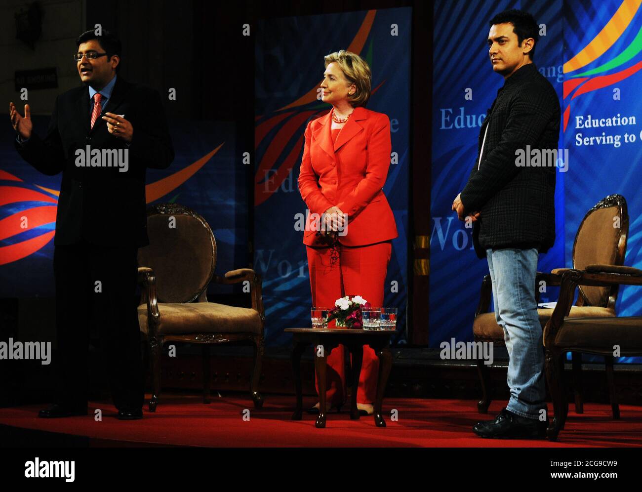 2009 - indische Nachrichten Kanal Mal Editor Arnab Goswami stellt US-Außenministerin Hillary Rodham Clinton und Bollywood Berühmtheit Aamir Khan Stockfoto