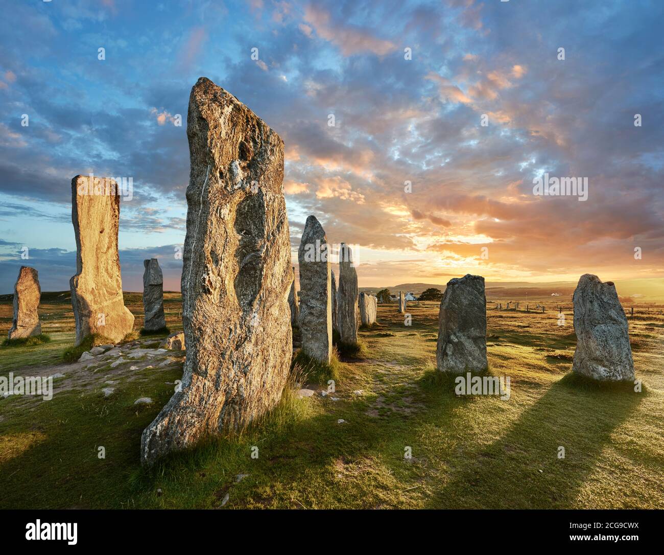Calanais Standing Stones zentralen Stein, bei Sonnenuntergang, Circle, errichtet zwischen 2900-2600BC Messung 11 Meter breit. In der Mitte des Rings steht eine hu Stockfoto