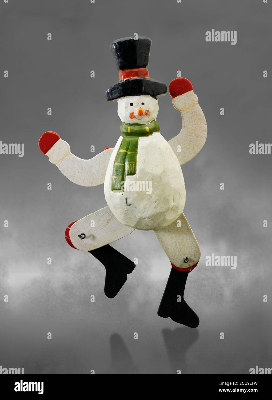 Handgemachte hölzerne Schneemann Weihnachtsdekoration, ausgeschnitten Stockfoto