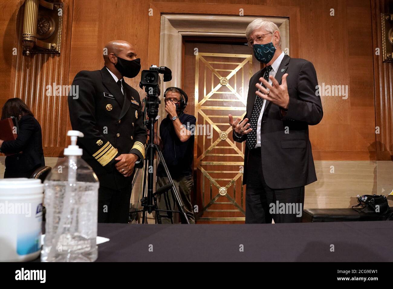 Vize Admiral (VADM) Jerome M. Adams, M.D., M.P.H., United States Surgeon General Hearing to Dr. Francis Collins, Director, National Institutes of Health (NIH), bump elbows after a US Senate Health, Education, Labour and Pensions Committee on Wednesday, September 9, 2020 um Impfstoffe und den Schutz der öffentlichen Gesundheit während der Coronavirus-Pandemie zu diskutieren.Quelle: Greg Nash/Pool via CNP Stockfoto