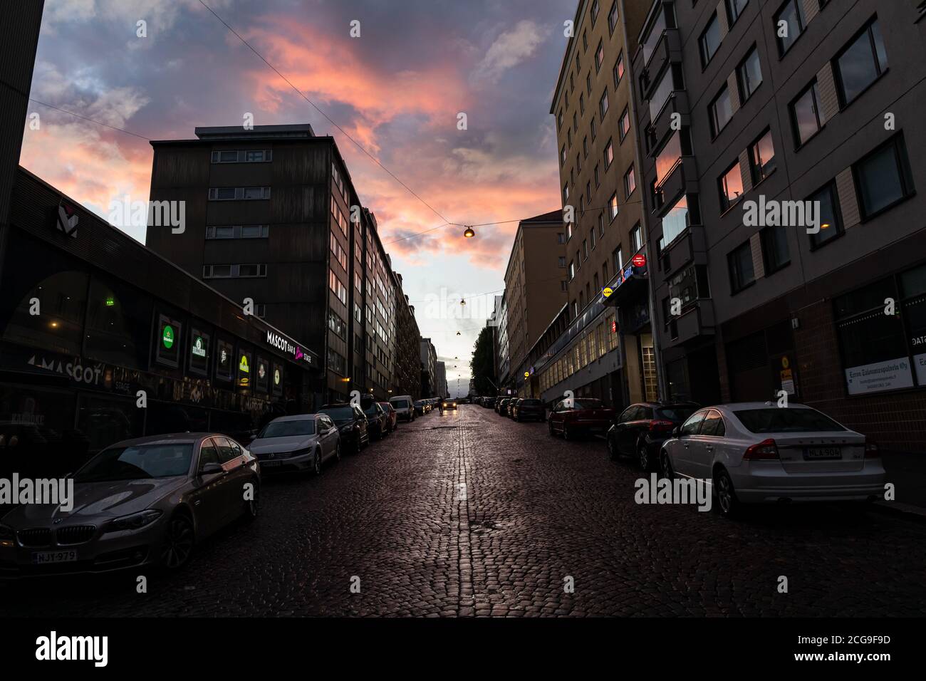 Abendhimmel über Neljäs Linja im Kallio-Viertel von Helsinki, Finnland Stockfoto