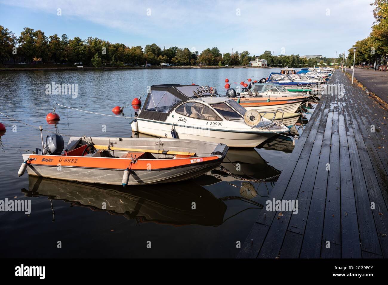 Pitkäsillanranta Promenade und Motorboote in Siltasaari Bezirk von Helsinki, Finnland Stockfoto