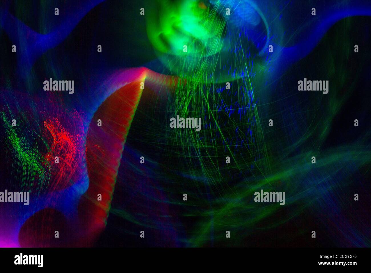 Langzeitbelichtung für Lichtmalerei Fotografie. Rote, grüne und blaue Strahlen Stockfoto