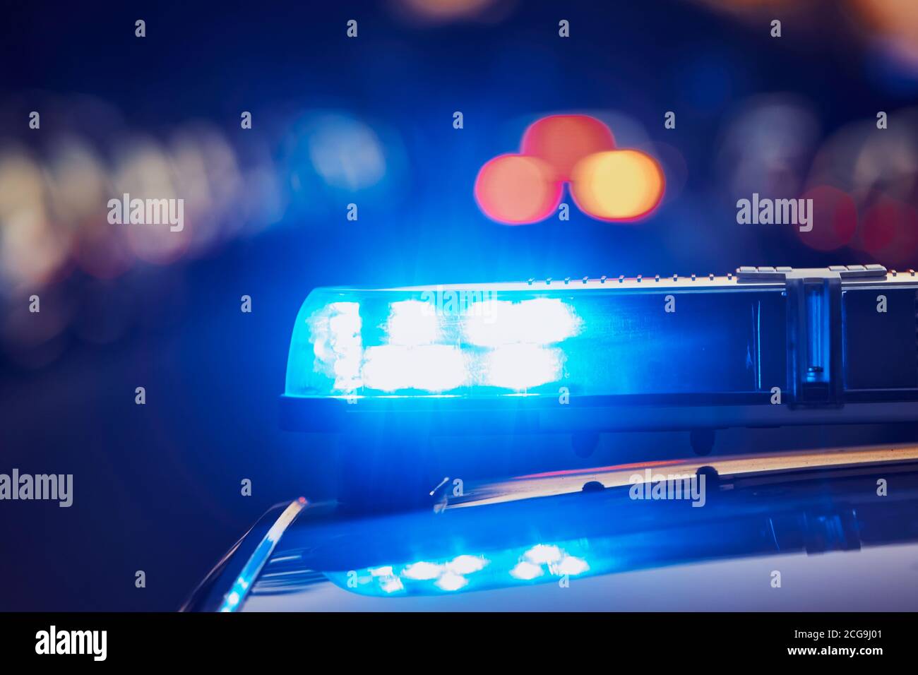 Sirene Licht auf dem Dach des Polizeiautos auf der Straße. Themen Kriminalität, Notfall und Hilfe. Stockfoto