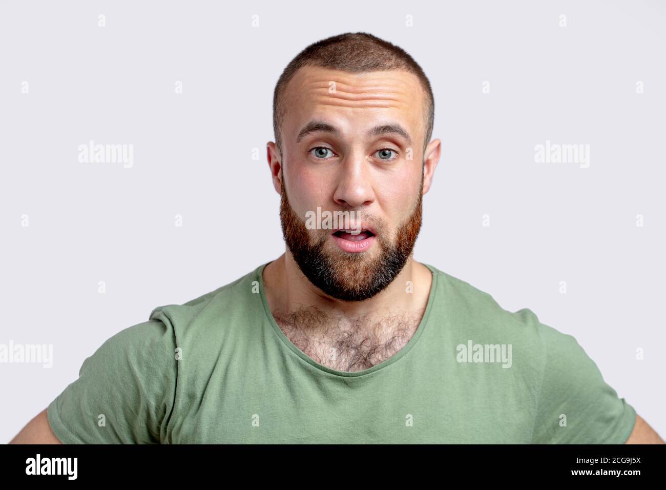 Fröhlicher junger Mann winkend über weißem Hintergrund Stockfoto