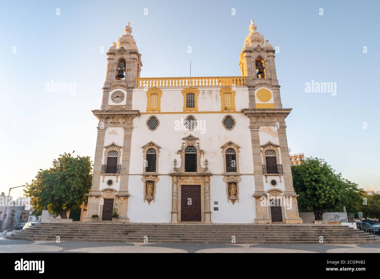 Carmo Kirche, die Kapelle der Knochen in Faro, Südportugal während der goldenen Stunde Stockfoto