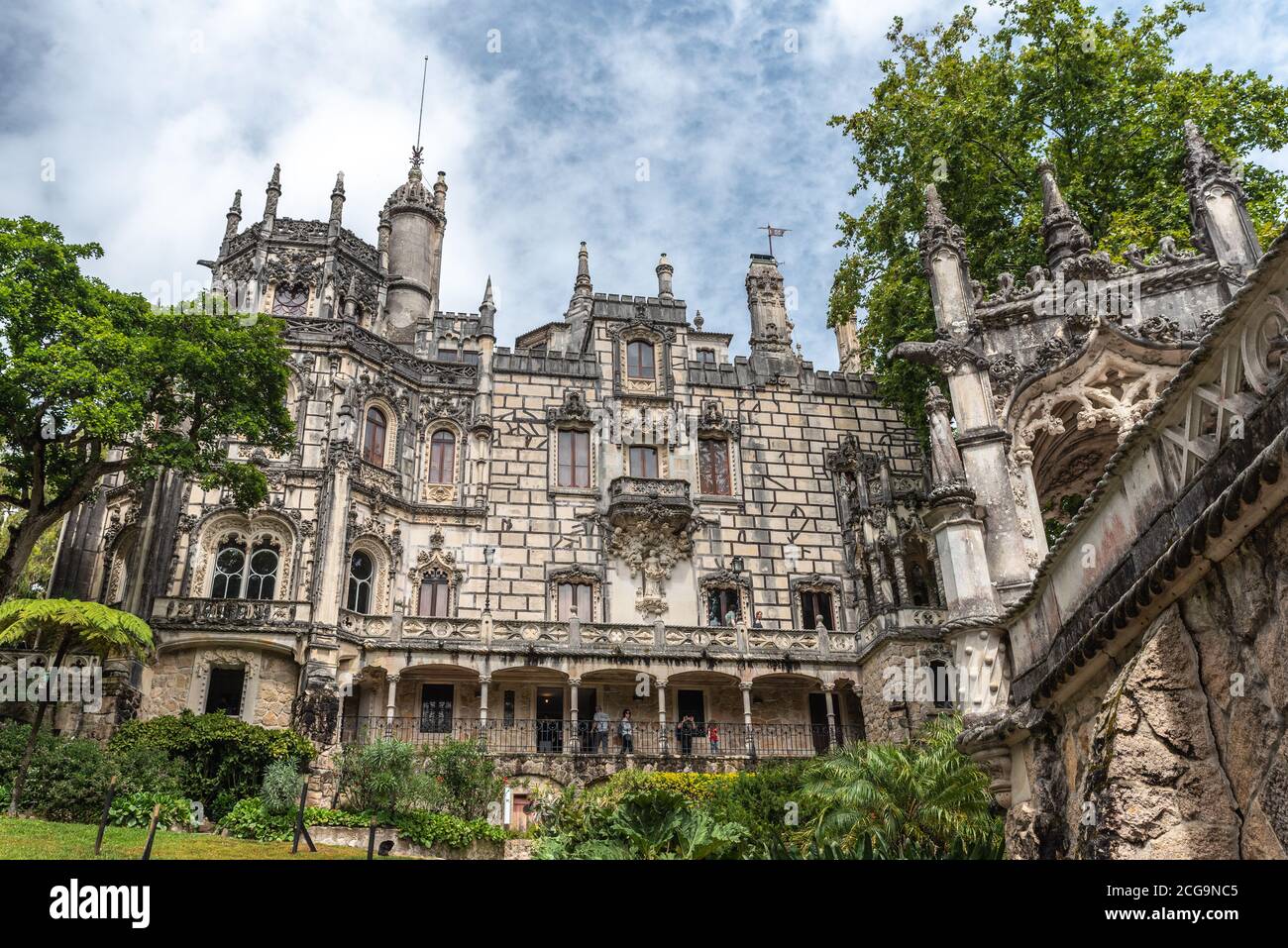 Fassade im portugiesischen Architekturstil im Palace in Quinta da Regaleira, Sintra - Portugal Stockfoto
