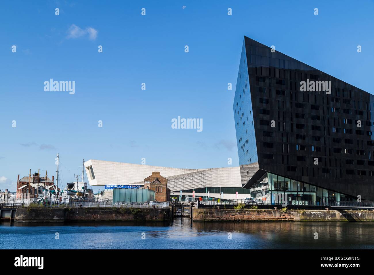 Mann Island und das Museum of Liverpool im September 2020 mit Blick über das Canning Dock. Stockfoto