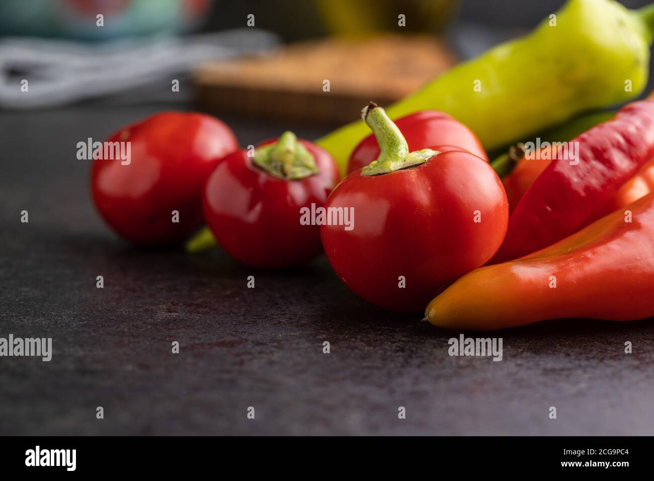 Verschiedene Arten von Paprika Gemüse auf schwarzem Tisch. Stockfoto
