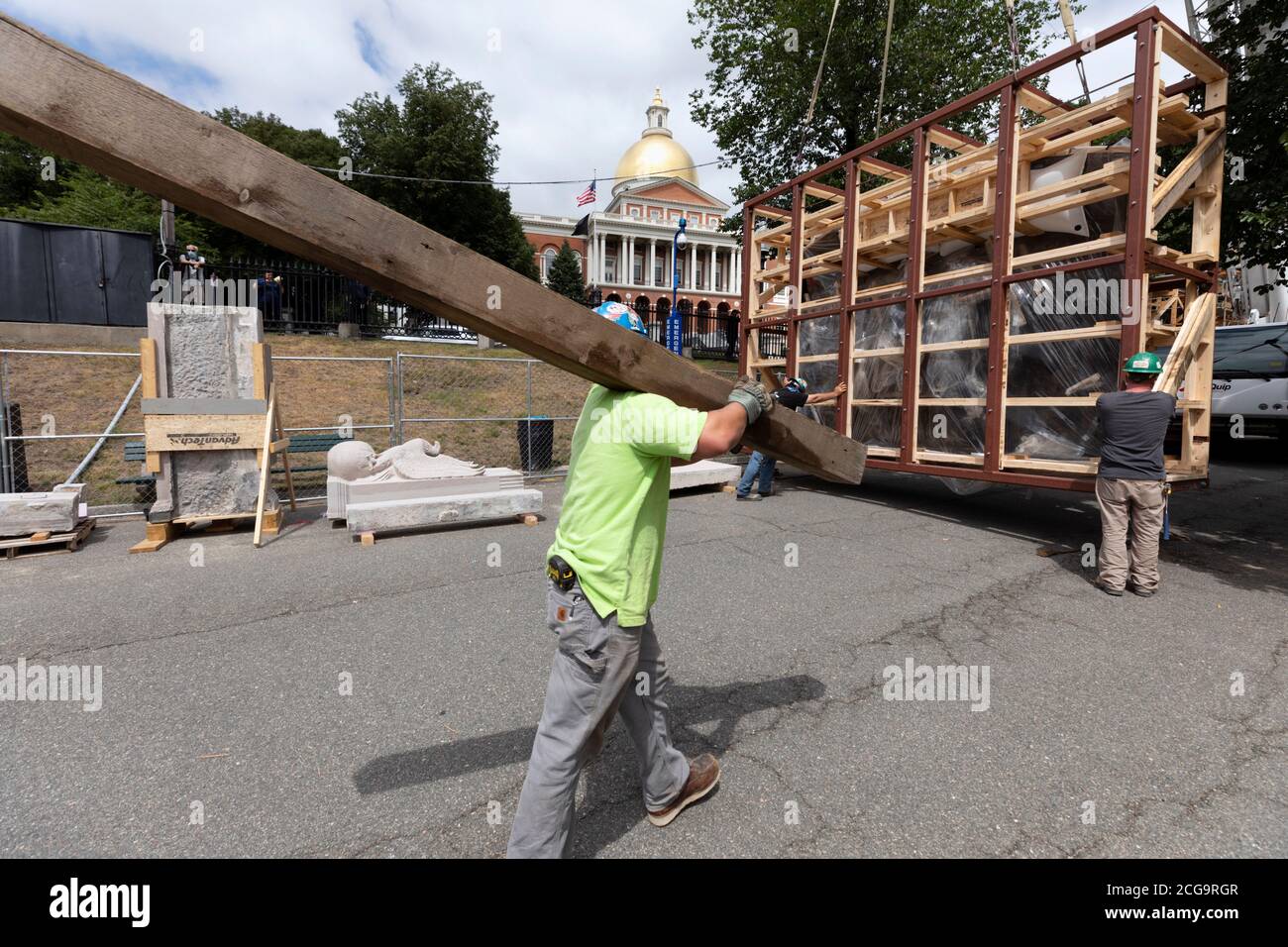 Entfernung zur außerorts-Restaurierung des historischen Shaw 54th Memorial Bronzerelief außerhalb des Statehouse in Boston, Massachusetts, USA Stockfoto