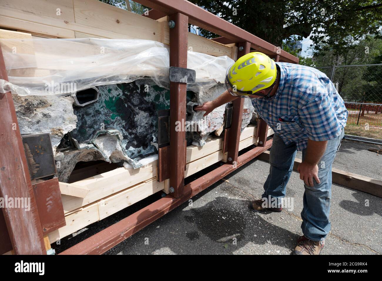 Entfernung zur außerorts-Restaurierung des historischen Shaw 54th Memorial Bronzerelief außerhalb des Statehouse in Boston, Massachusetts, USA Stockfoto