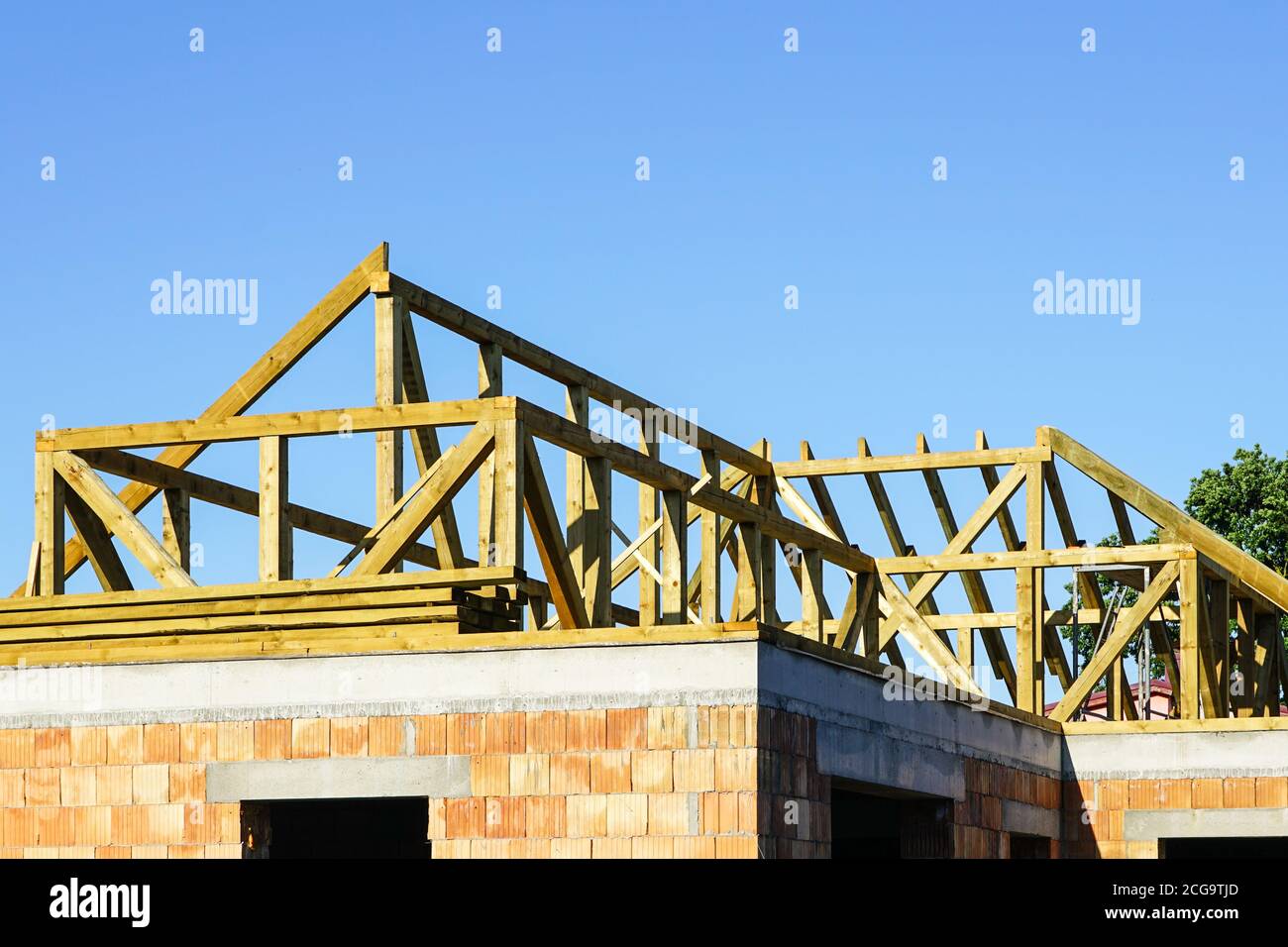 Bau eines neuen Wohnhauses Dach Holzstruktur Stockfoto