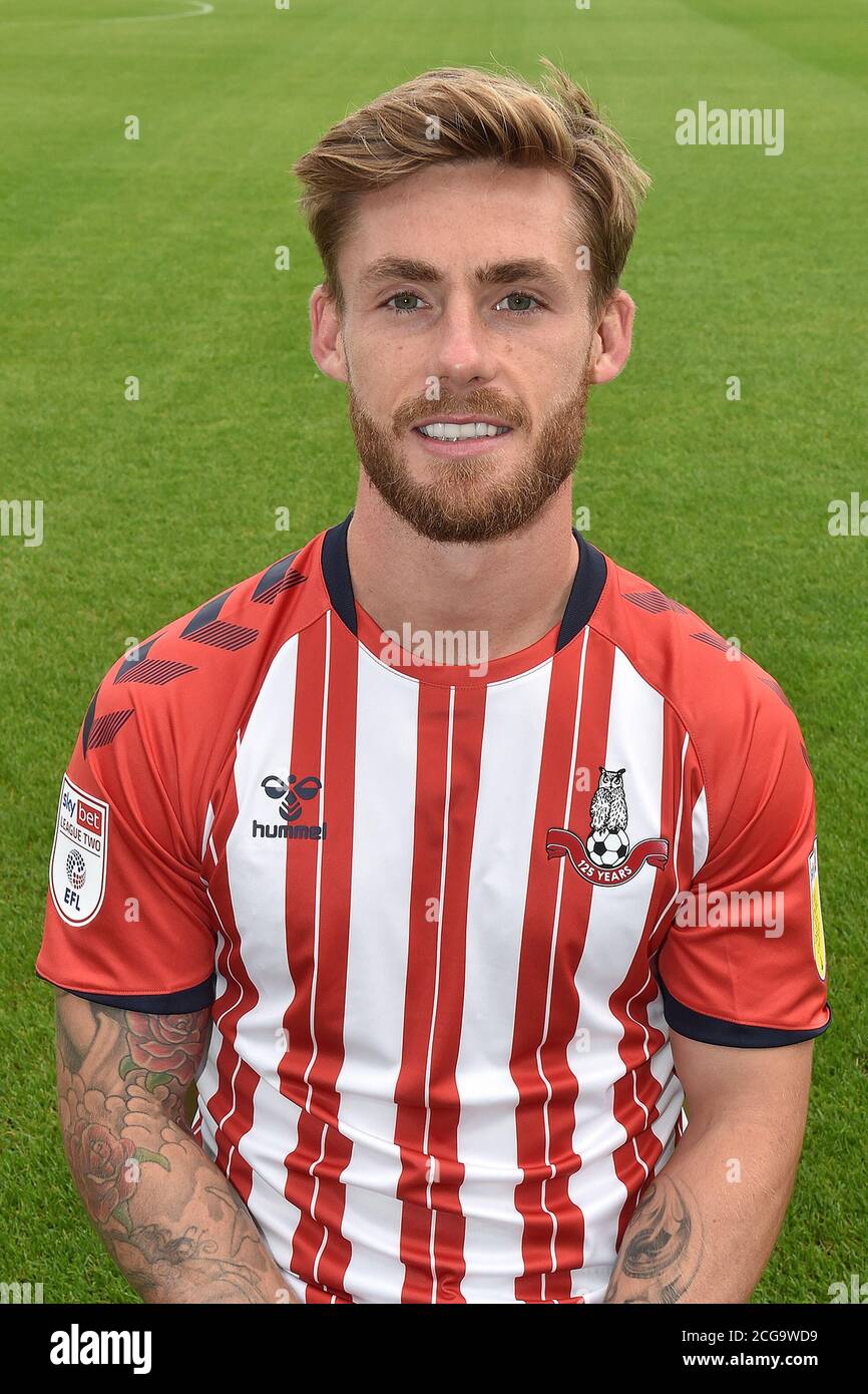 OLDHAM, ENGLAND. SEPTEMBER 2020. Conor McAleny im Jubiläums-Kit bei der Odham Athletic Fotocall im Boundary Park, Oldham (Quelle: Eddie Garvey, Mi News) Stockfoto