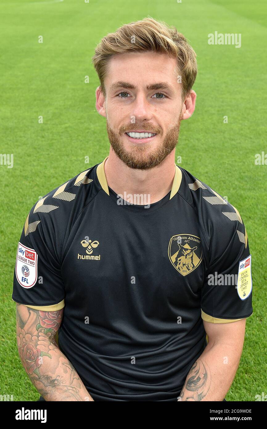 OLDHAM, ENGLAND. SEPTEMBER 2020. Conor McAleny im Jubiläums-Kit bei der Odham Athletic Fotocall im Boundary Park, Oldham (Quelle: Eddie Garvey, Mi News) Stockfoto