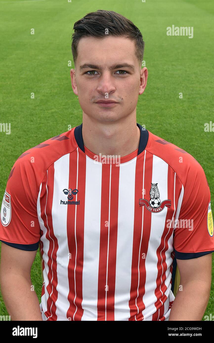 OLDHAM, ENGLAND. SEPTEMBER 2020. ZAK Dearnley im Jubiläums-Kit bei der Odham Athletic Fotocall im Boundary Park, Oldham (Quelle: Eddie Garvey) Stockfoto