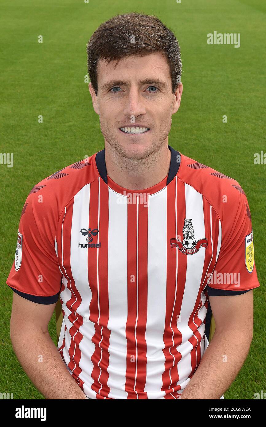 OLDHAM, ENGLAND. 3. SEPTEMBER 2020.Bobby Grant im Jubiläumstrikot der odham Athletic Fotocall im Boundary Park, Oldham (Quelle: Eddie Garvey) Stockfoto