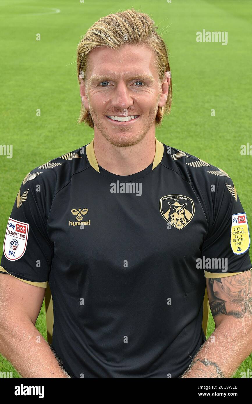 OLDHAM, ENGLAND. 3. SEPTEMBER 2020.Carl Piergianni im Jubiläumstrikot der odham Athletic Fotocall im Boundary Park, Oldham (Quelle: Eddie Garvey, MI News) Stockfoto