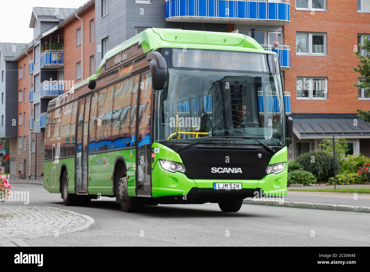 Boden, Schweden - 25. August 2020: Ein grüner Scania stadtweiter LE Fuel-Bus im Stadtzentrum, der mit CNG-Kraftstoff betrieben wird. Stockfoto
