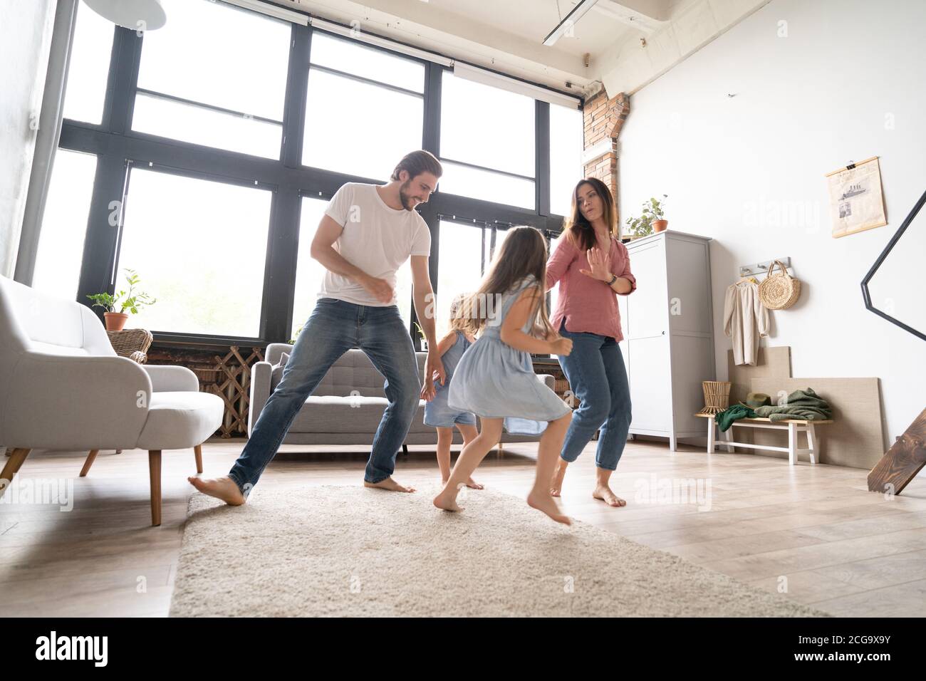 Glückliche Familie Mutter Vater und Kind Tochter tanzen zu Hause. Stockfoto