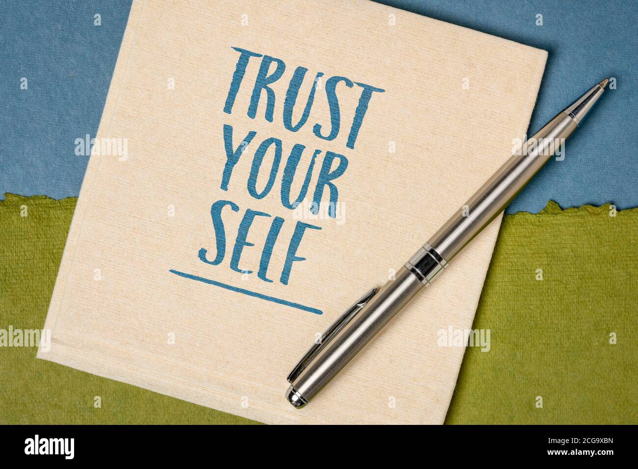 Vertrauen Sie sich Erinnerungsnotiz - Handschrift auf Serviette gegen handgemachtes Stoffpapier, Denkweise, Selbstvertrauen und persönliches Entwicklungskonzept Stockfoto
