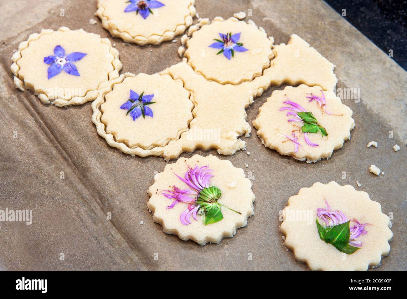 Shortbread Kekse mit essbaren Blumen Stockfoto