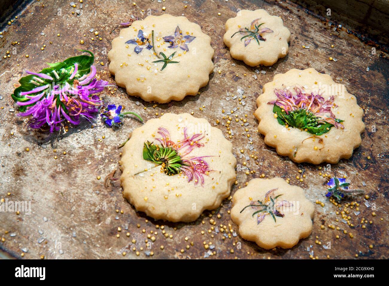 Shortbread Kekse mit essbaren Blumen und Goldzucker Stockfoto