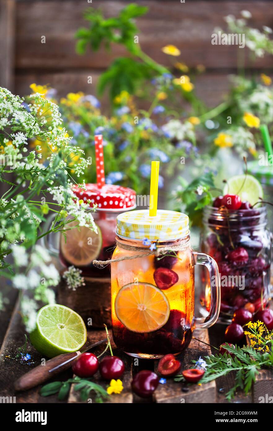 Gesunde hausgemachte kalte Limonade mit frischen Beeren und Früchten im ...