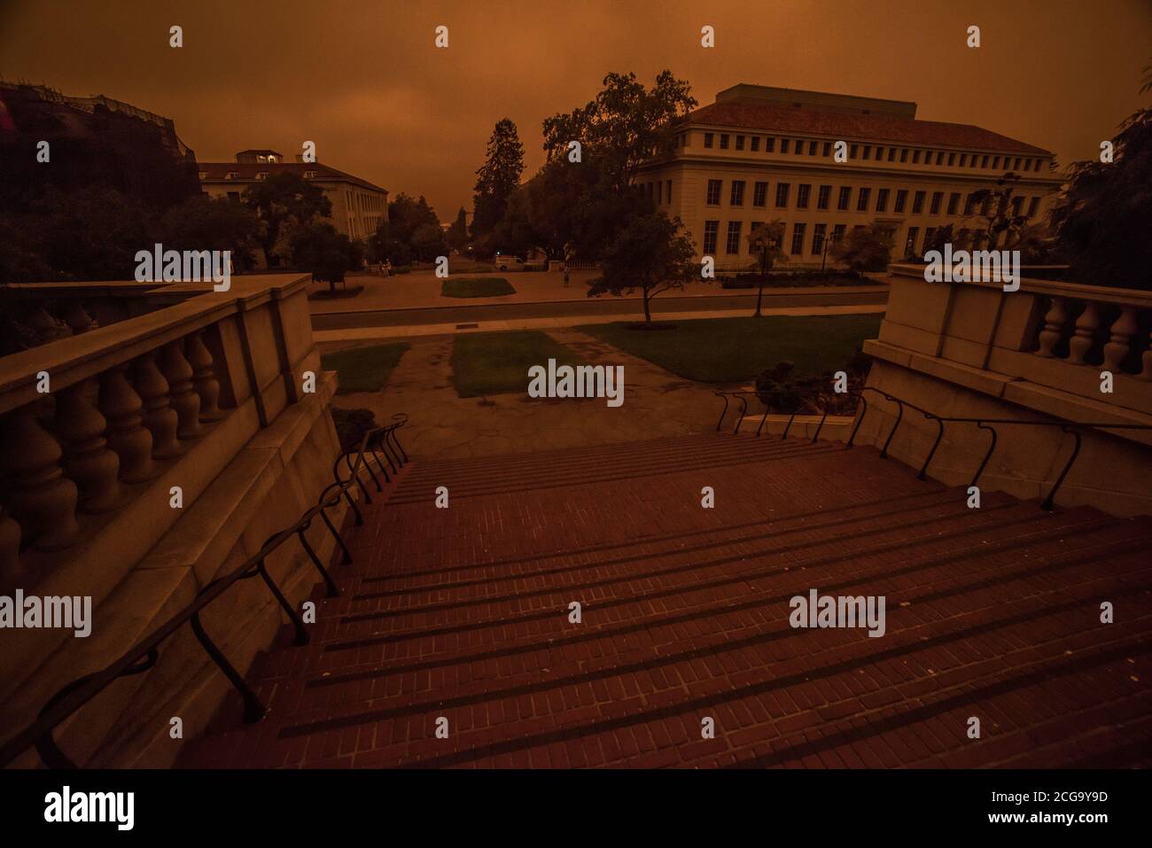 Campus der University of California Berkeley am Mittag, aber wegen der Pandemie und der geringen Luftqualität der CAS-Waldbrände fast leer. Stockfoto