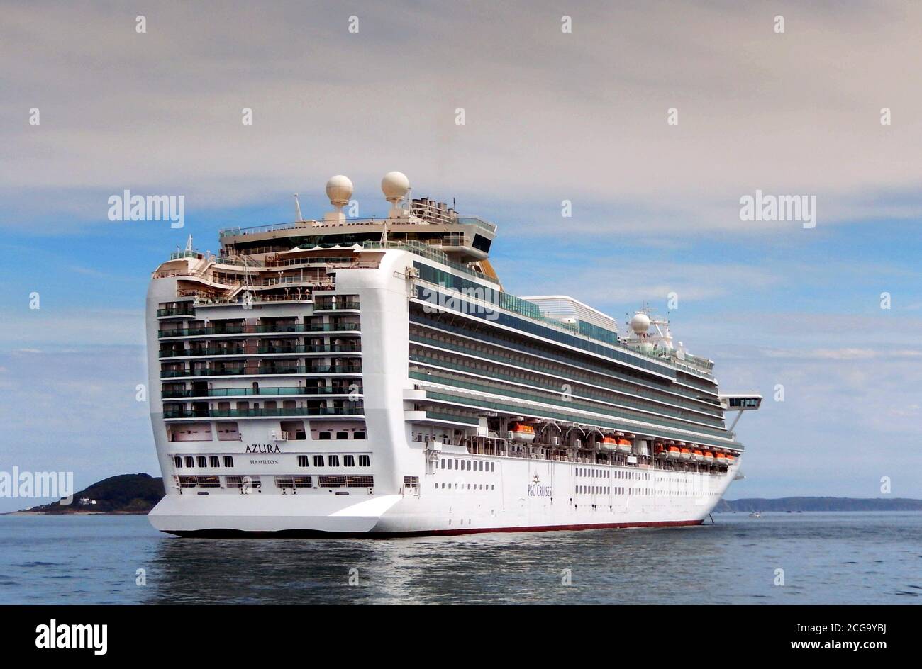 Guernsey, Kanalinseln, Europa - Juni 2014: Rückansicht des P&O Kreuzfahrtschiffes „Azura“ Stockfoto
