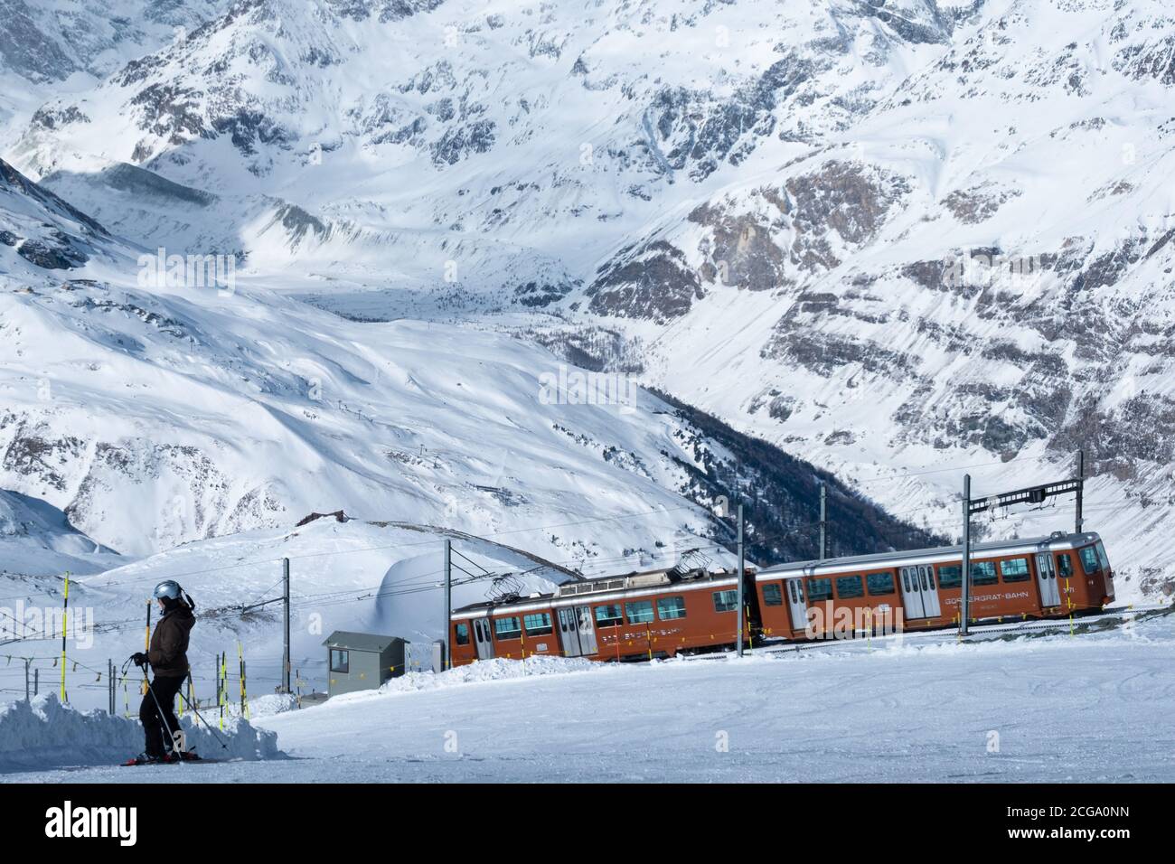 Zermatt, Schweiz - Feb 18 2020: Der Gornergrat Zug im Winter in einer Schneelandschaft. Es ist die höchstgelegene Zahnradbahn in Europa. Stockfoto